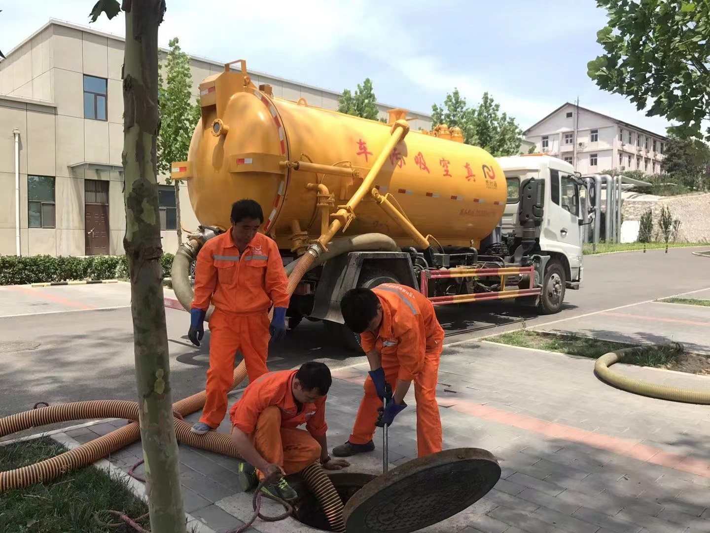 感城镇管道疏通车停在窨井附近