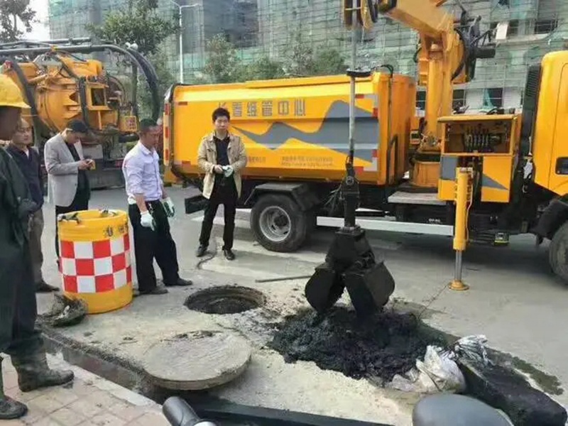 感城镇街道：网格员化身“清道夫”，为民解忧疏通“堵心”化粪池