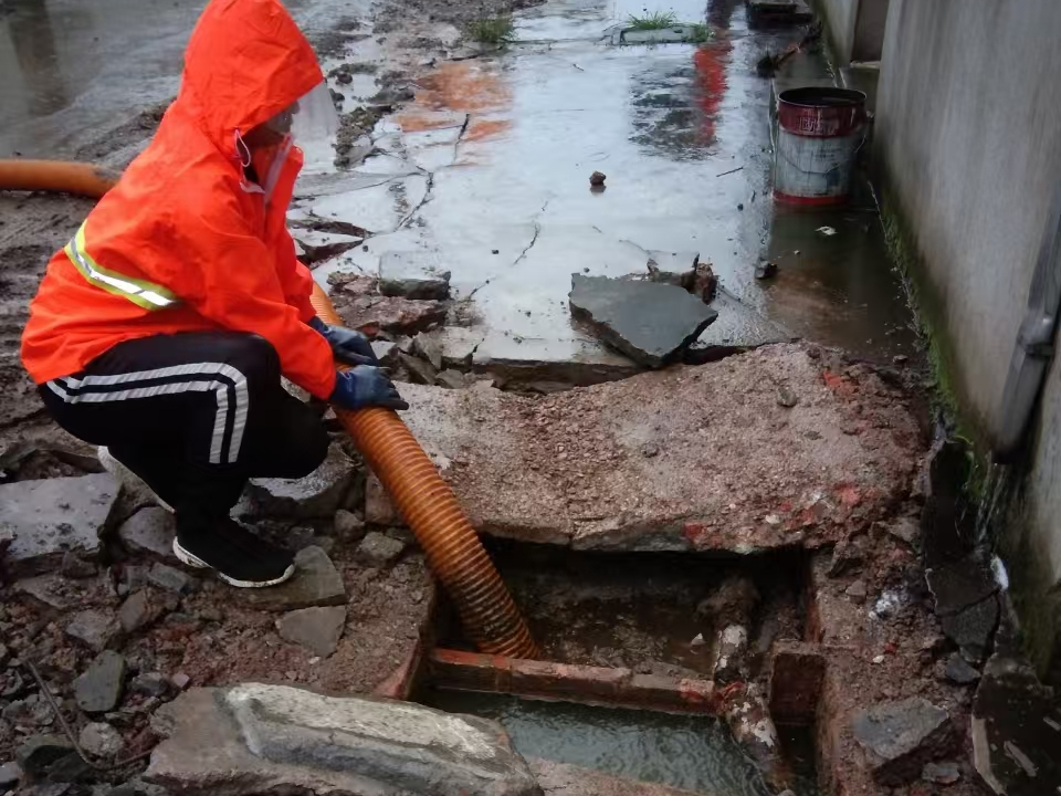 感城镇专业清理污水池 炜誉市政以规范流程守护城市 “肠道”