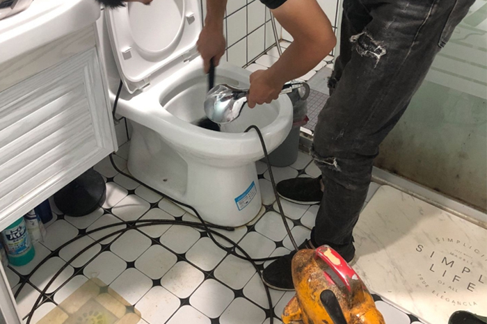 感城镇马桶堵塞自己疏通还是找师傅?专业上门服务让你省时更省心